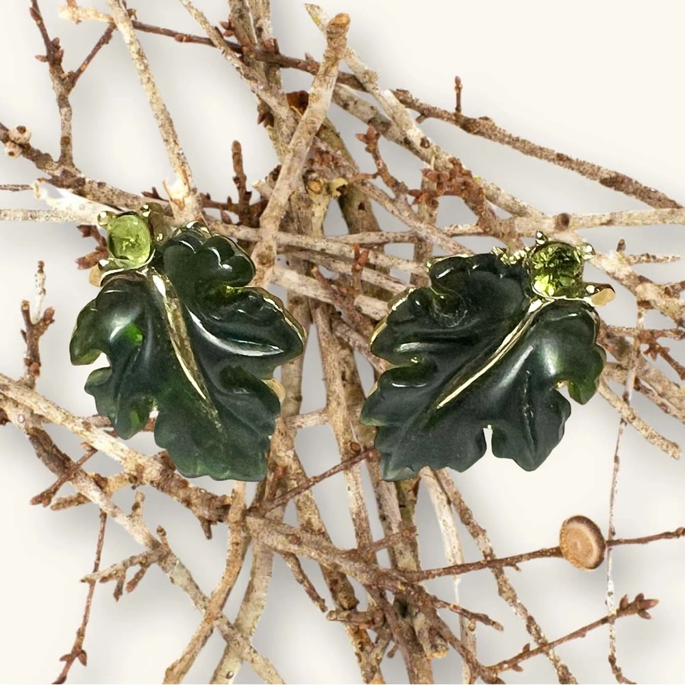 Lisner Thermoset Lucite Oak Leaf Earclips in Goldtone Metal 1”.